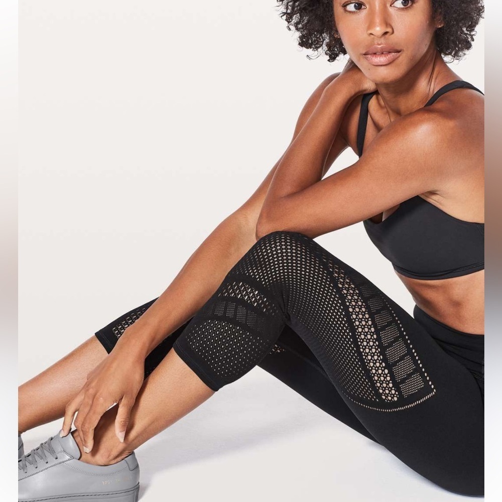 Lululemon Reveal Crop Interconnect 18” black leggings